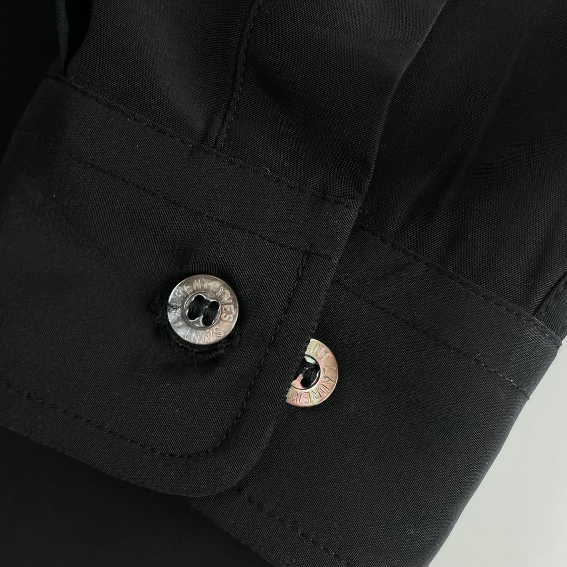 YvesSaintLaurent  입생로랑 시그니처 자수 블랙 포켓 셔츠 상품이미지3