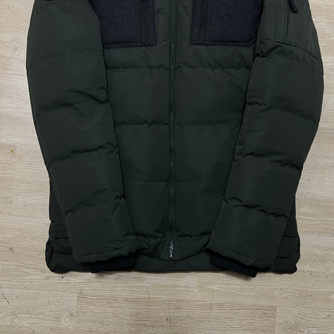 노이즈 니트 배색 와펜 후드 패딩 점퍼 [다크 카키] S/95 상품이미지3