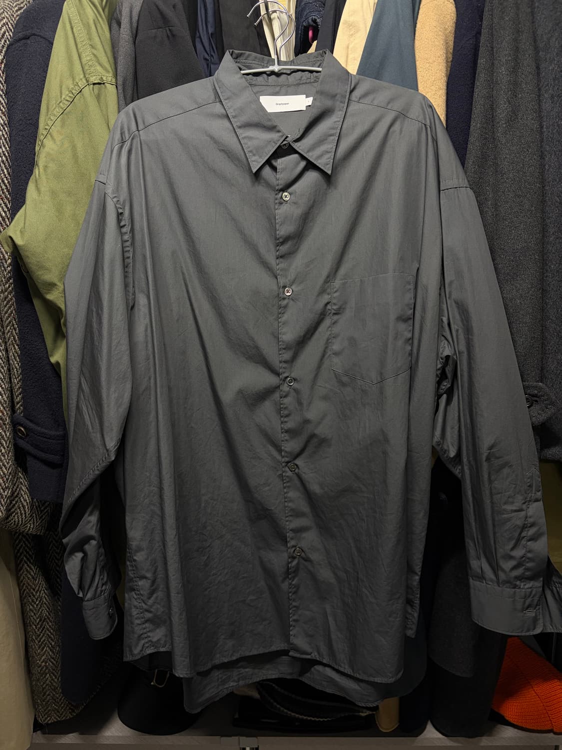 그라프페이퍼 브로드 오버사이즈 레귤러 카라 셔츠 1 사이즈 판매합니다. 상품이미지1