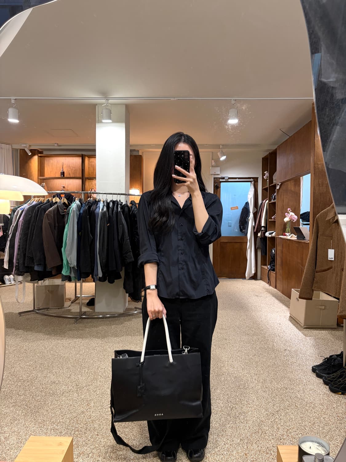 아더에러 와이드 레더 쇼퍼백 느와르 상품이미지2