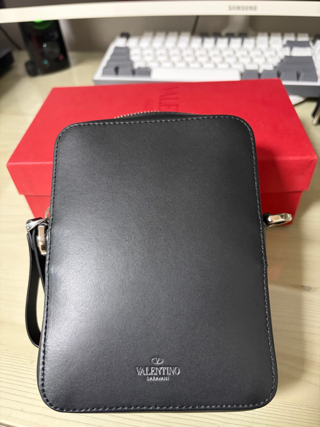 발렌티노 스몰 VLTN 레더 크로스바디백 블랙 화이트 상품이미지2