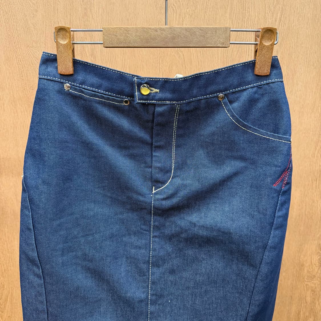 리바이스 엔지니어드진 데님 미디 스커트 백 플리츠 디테일 A라인 중청 상품이미지4