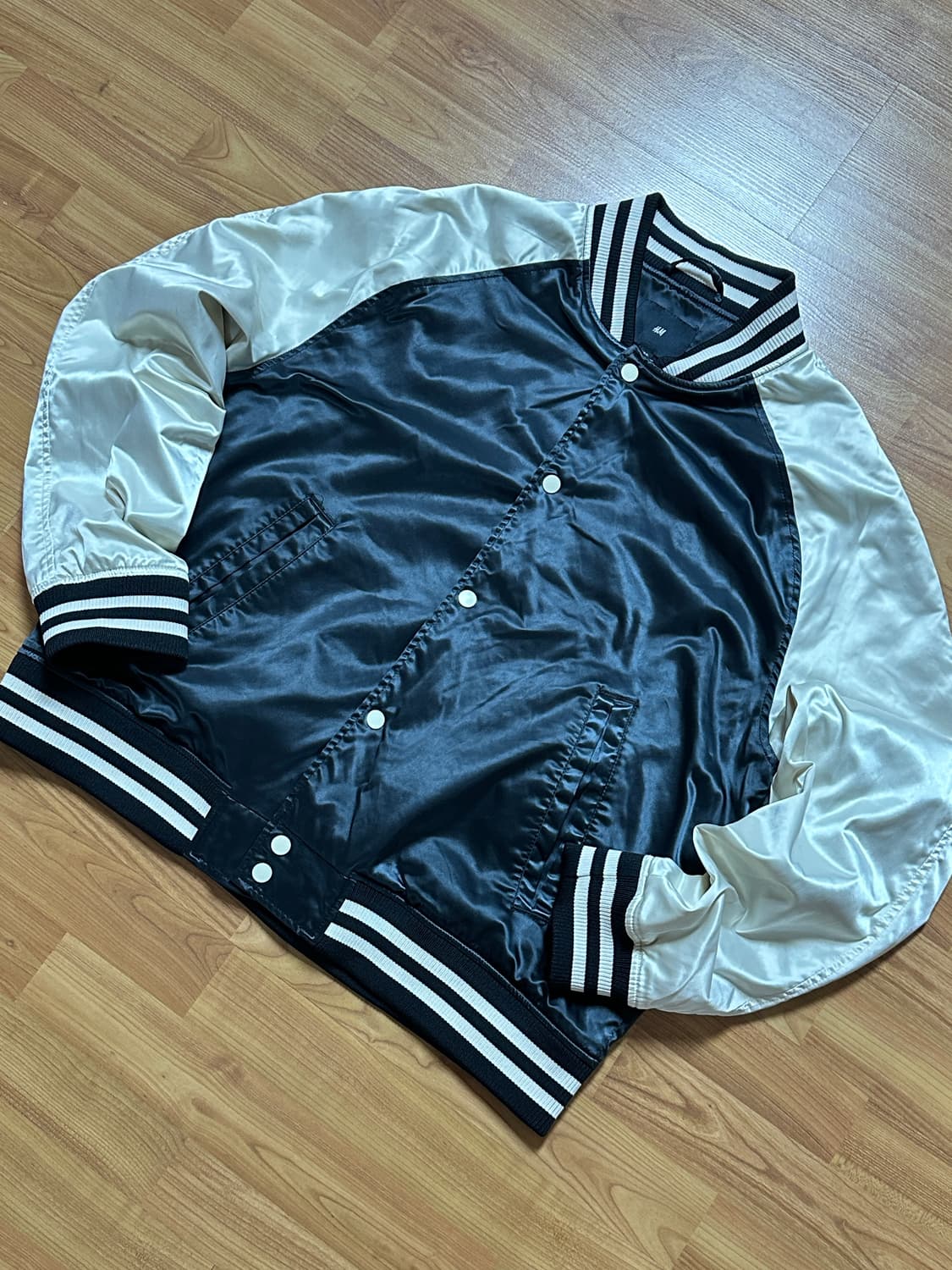 [상태좋음] H&M 사틴 블루종 바시티 자켓 블랙&화이트 상품이미지1