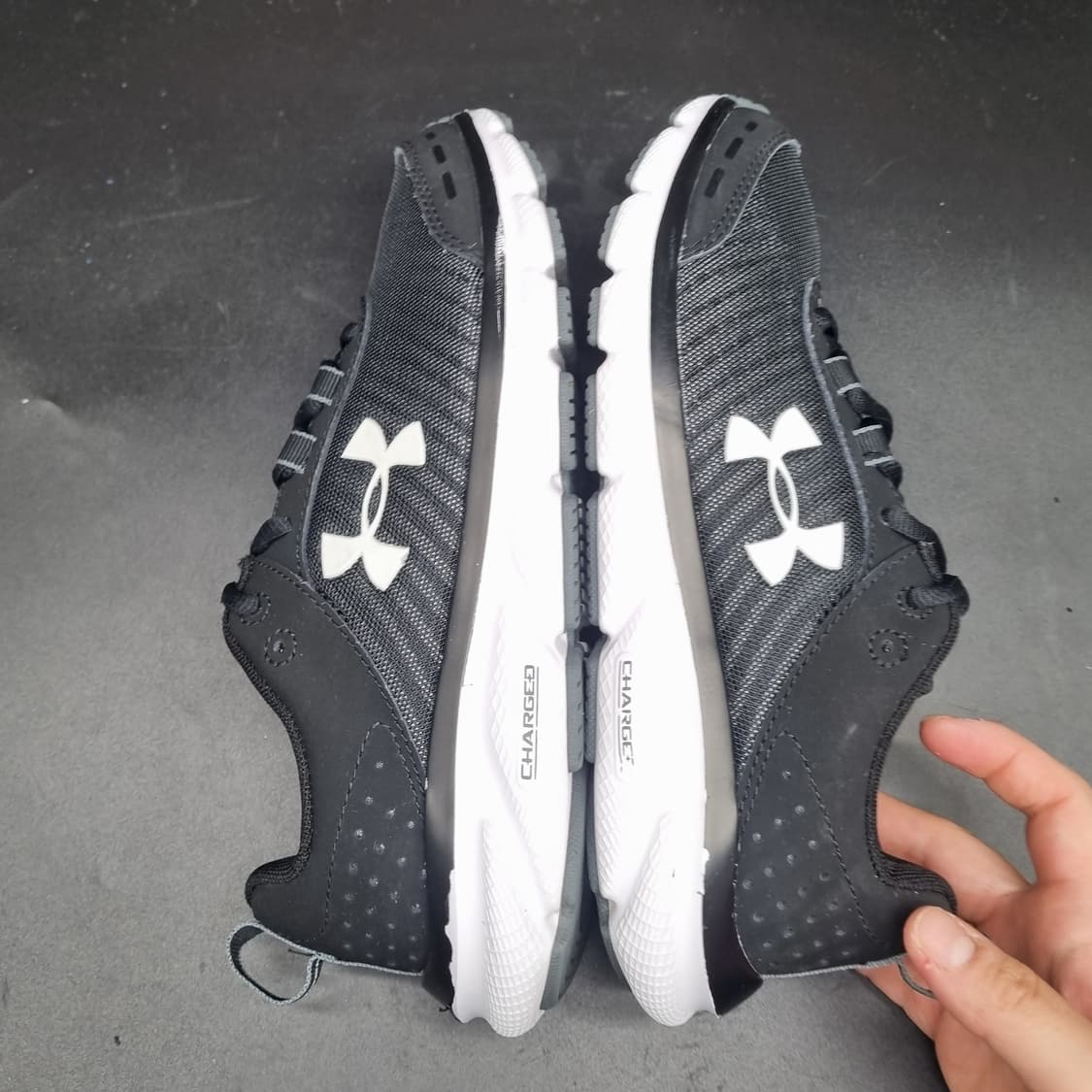 언더아머 차지드 어서트8 운동화235 상품이미지5