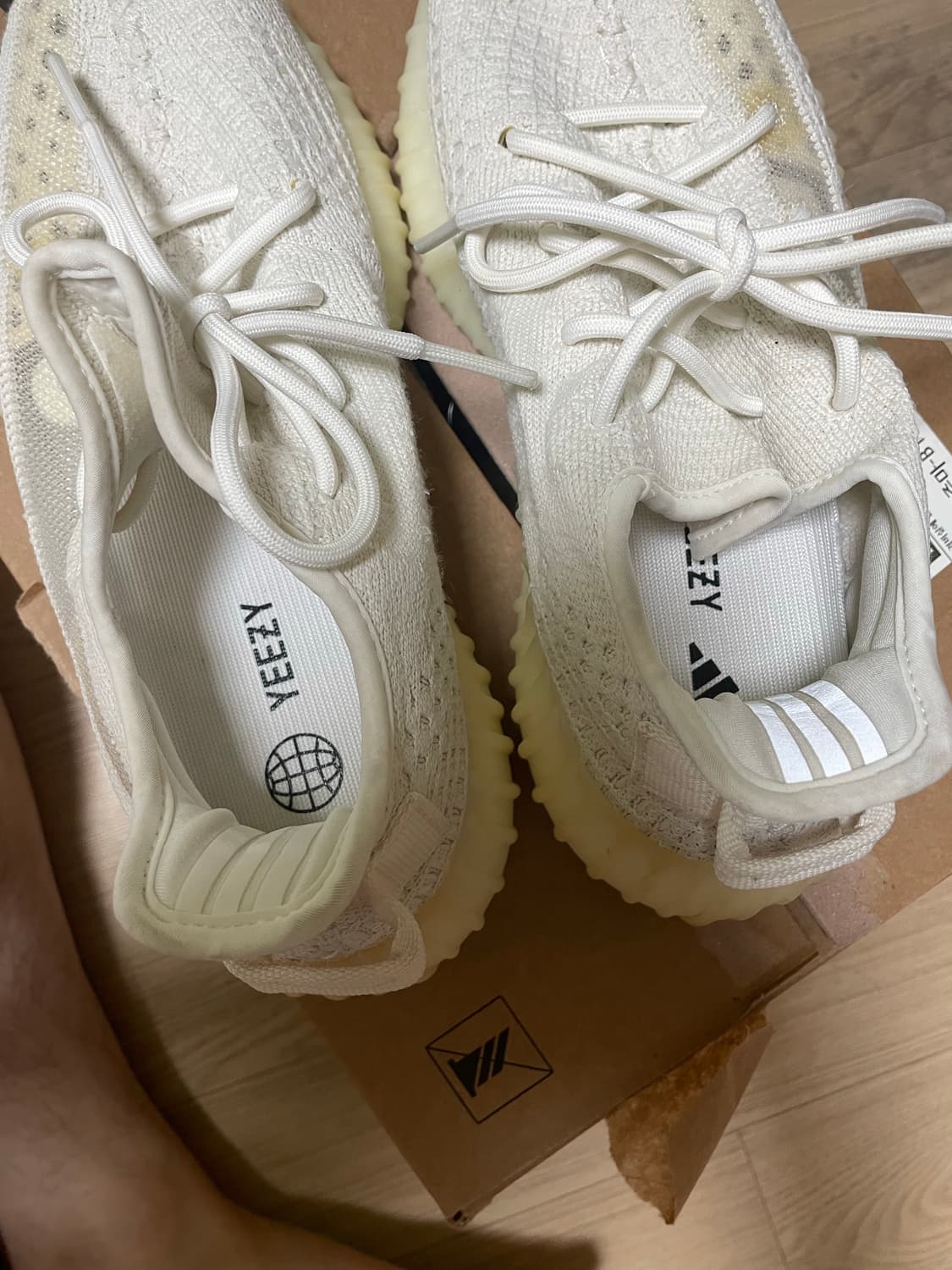 이지부스트 350 v2 본 255사이즈 팝니다 상품이미지6