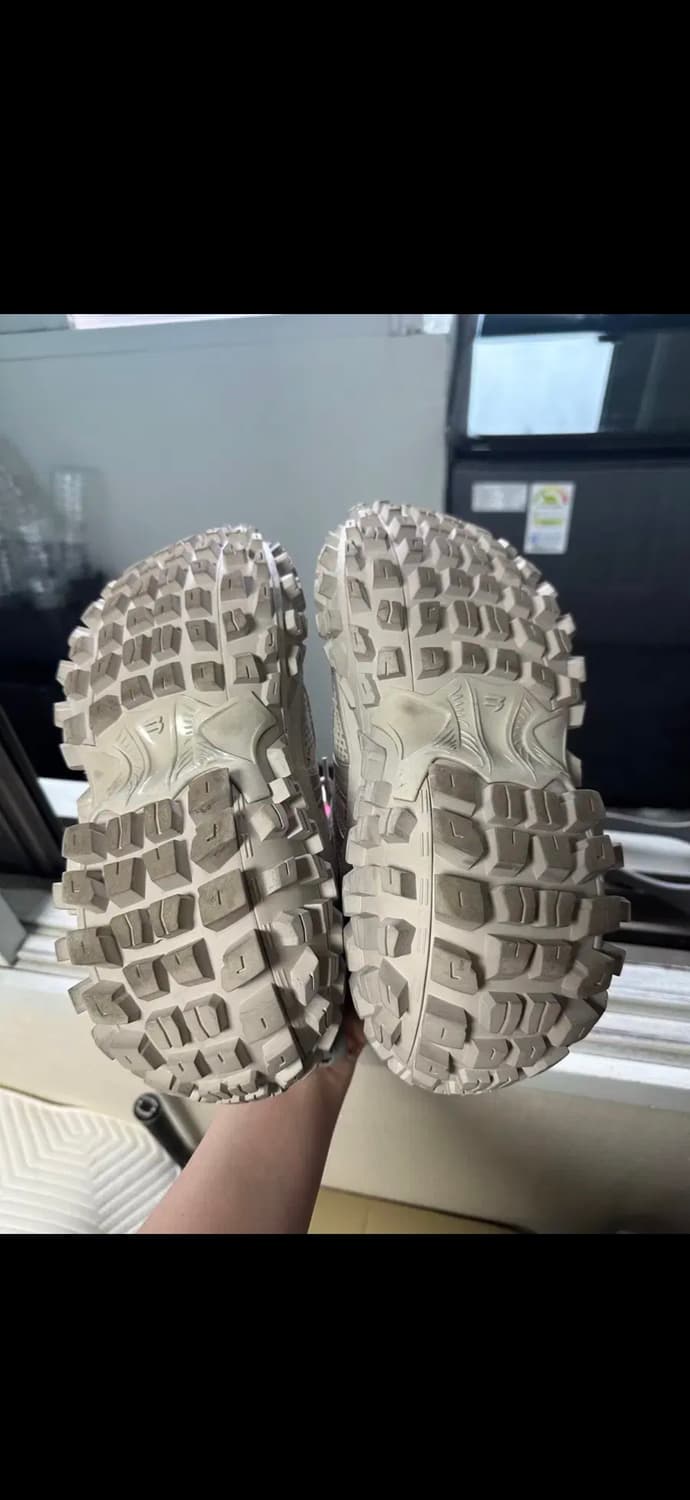 발렌시아가 디펜더 베이지 41사이즈 판매합니다. 상품이미지5