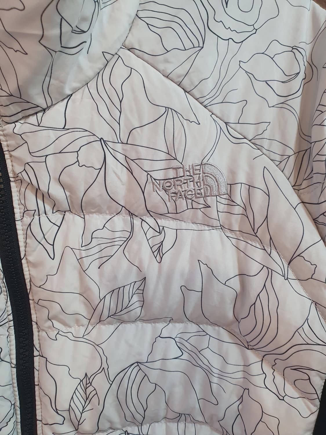 노스페이스 화이트 플라워 패턴 패딩 상품이미지4