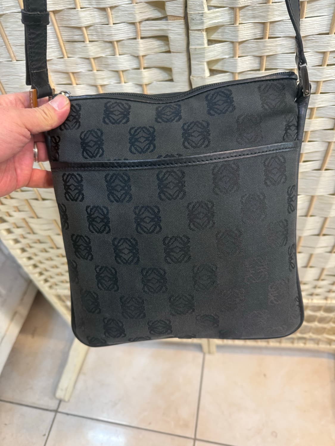 정품 로에베 애너그램 캔버스 크로스백 팝니다 상품이미지2