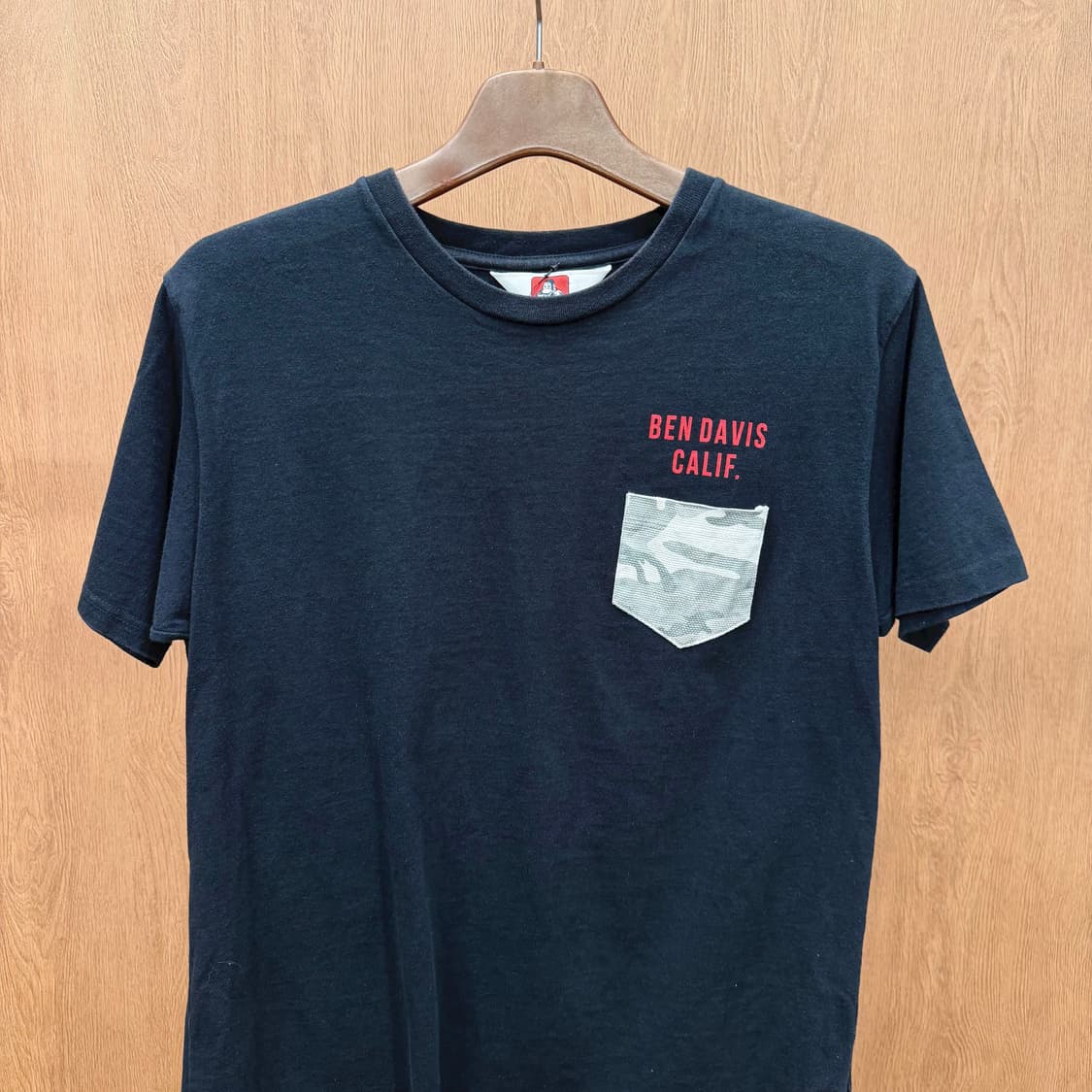 밴 데이비스 라운드넥 반팔 레드 로고 프린팅 카모 패턴 포켓 디테일 블랙 상품이미지4