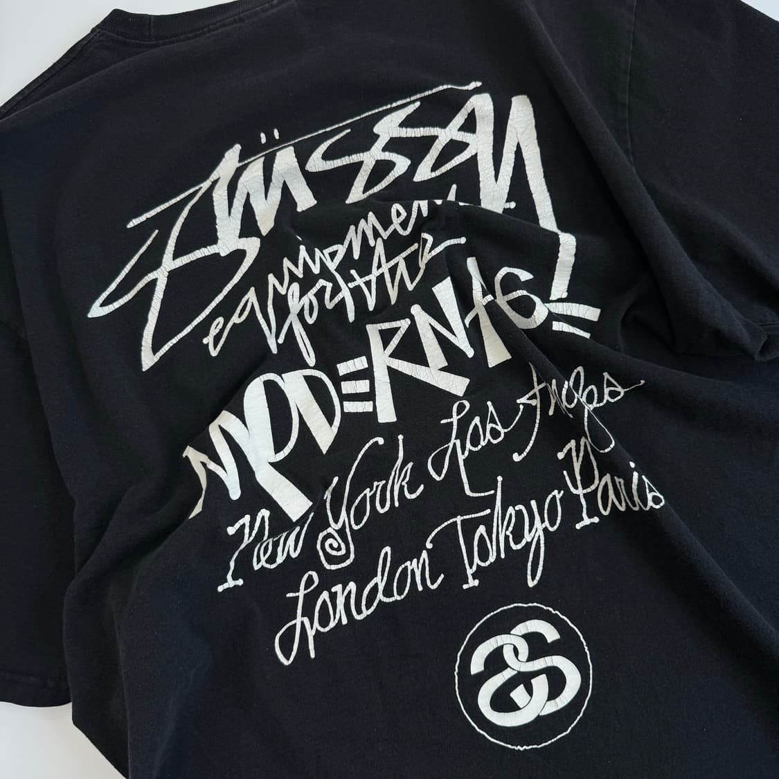 Stussy  스투시 모던에이지 백프린트 블랙 반팔티셔츠  상품이미지3