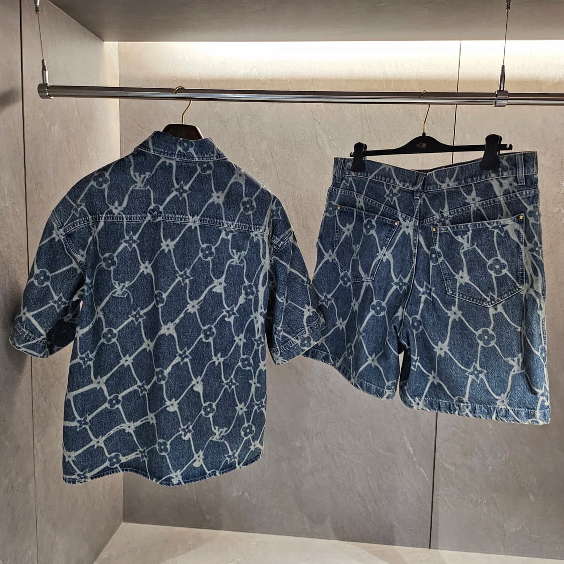 루이비통 퍼렐 모노그램 프린티드 숏슬리브 데님 셔츠 인디고셋업 상품이미지5