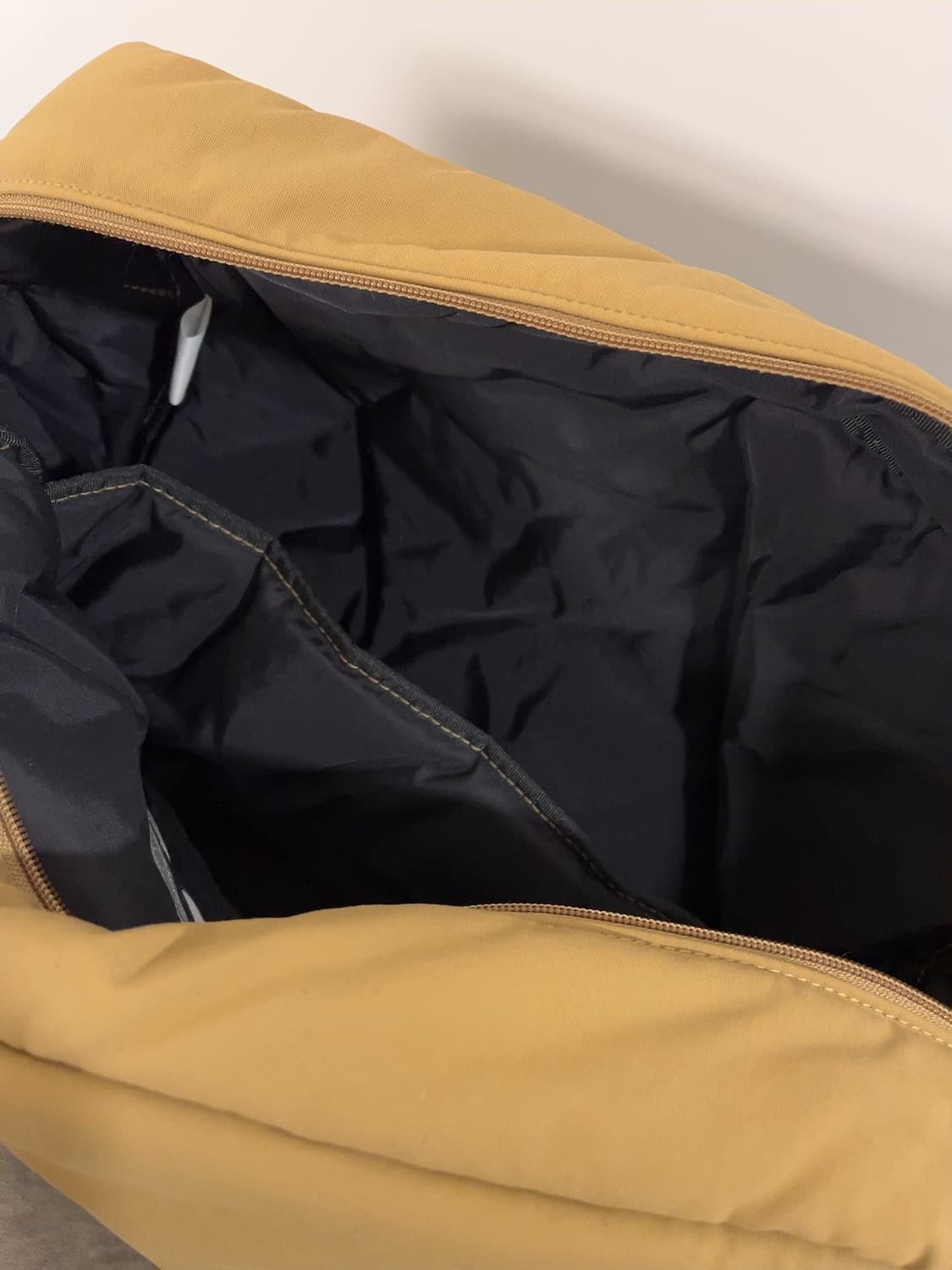 EMIS 이미스 뉴 로고 패디드 크로스 백 패딩 메신저백 상품이미지6