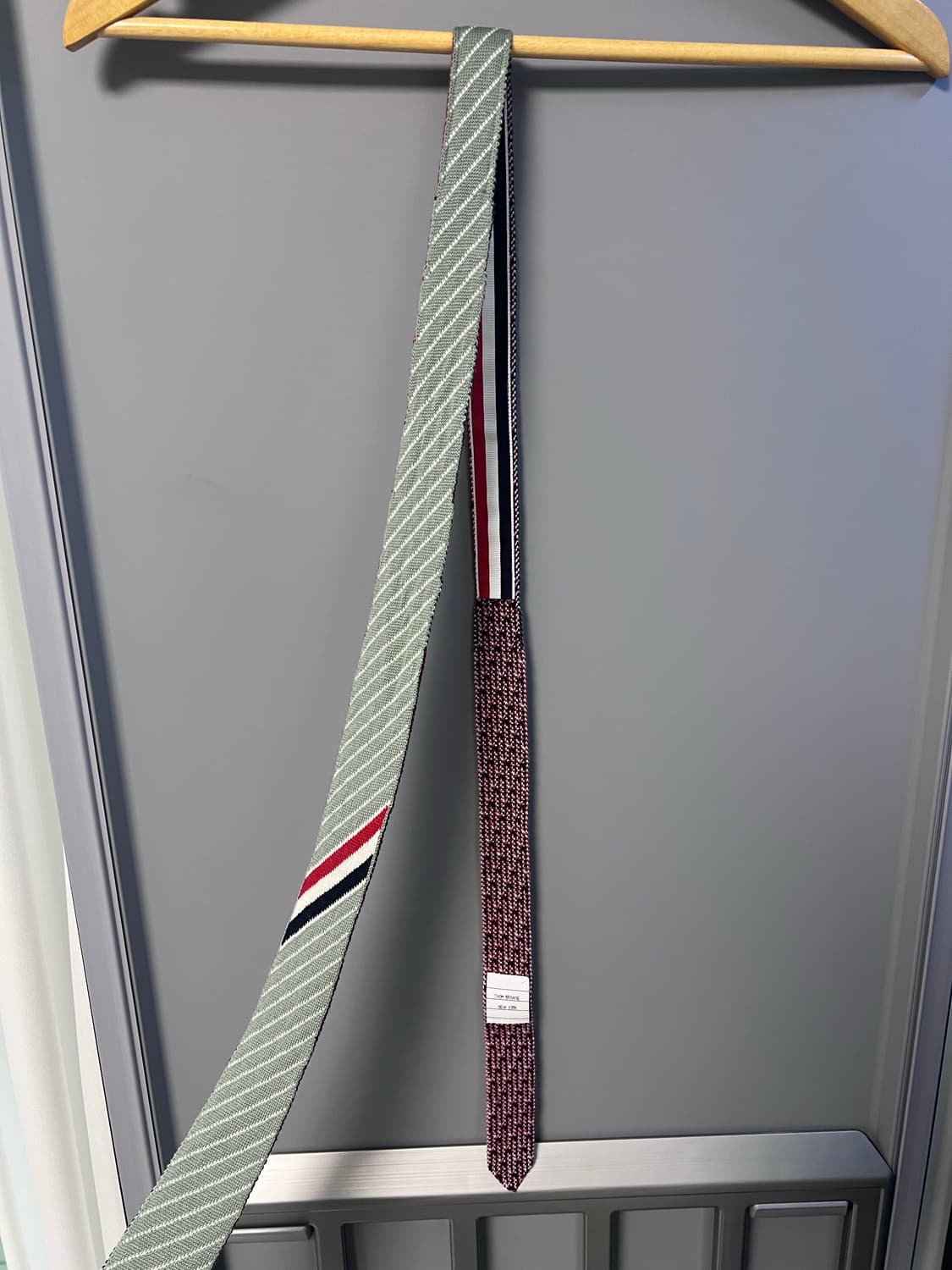 톰브라운 24SS 초크 스트라이프 삼선 니트넥타이  상품이미지2