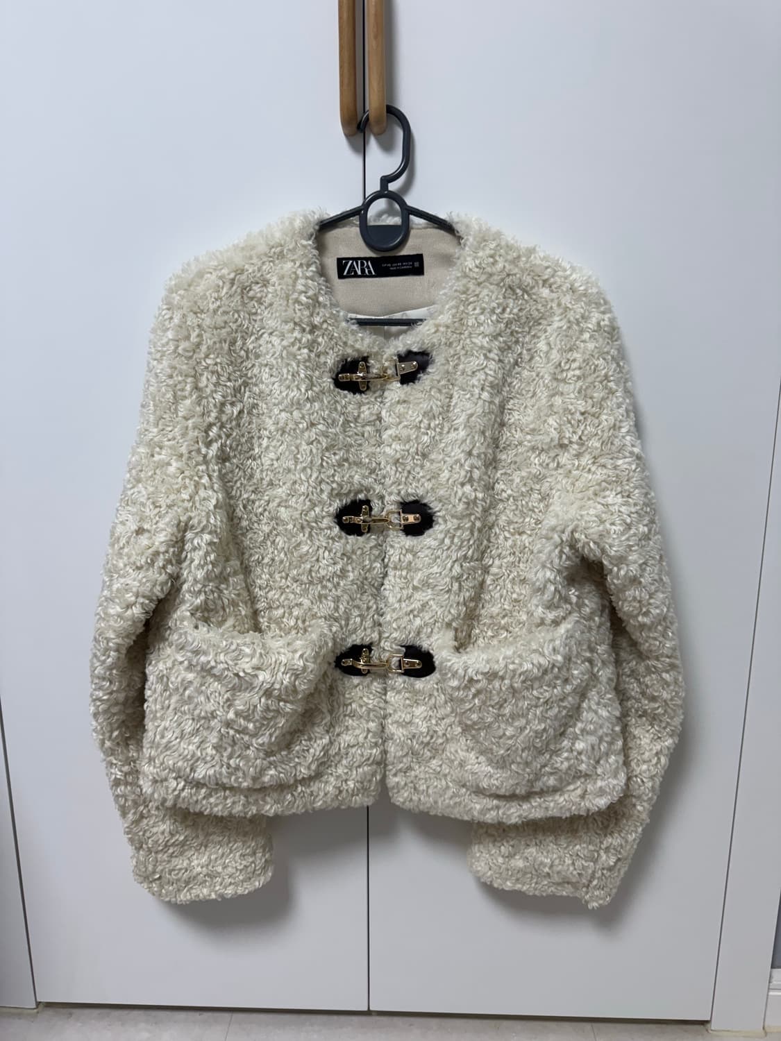 자라 셜링 카라비너 토글 양털 자켓 Faux Shearling Carab 상품이미지2