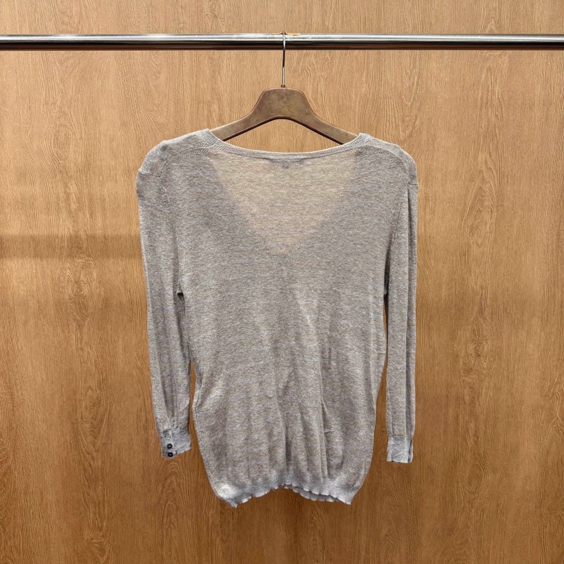 띠어리 스트라이프 브이넥 긴팔 니트 티셔츠 슬림핏 그레이 상품이미지3