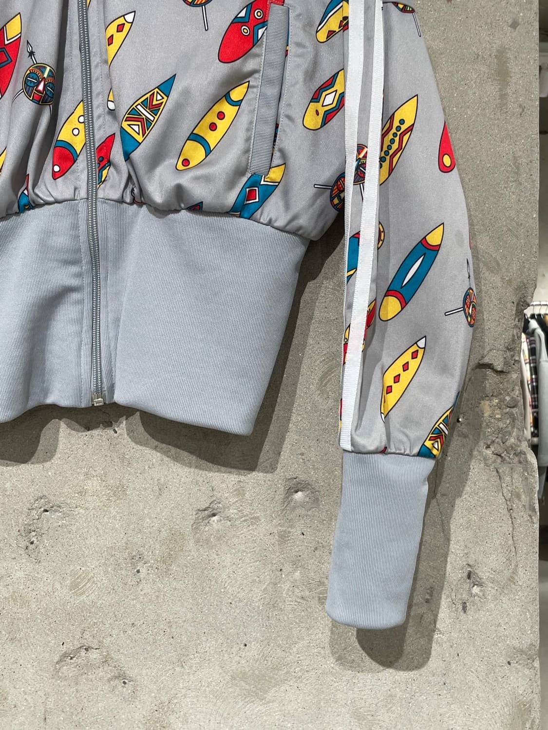 아디다스 x 제러미 스콧 그레이 아프리칸 서핑보드 크롭 져지 상품이미지5