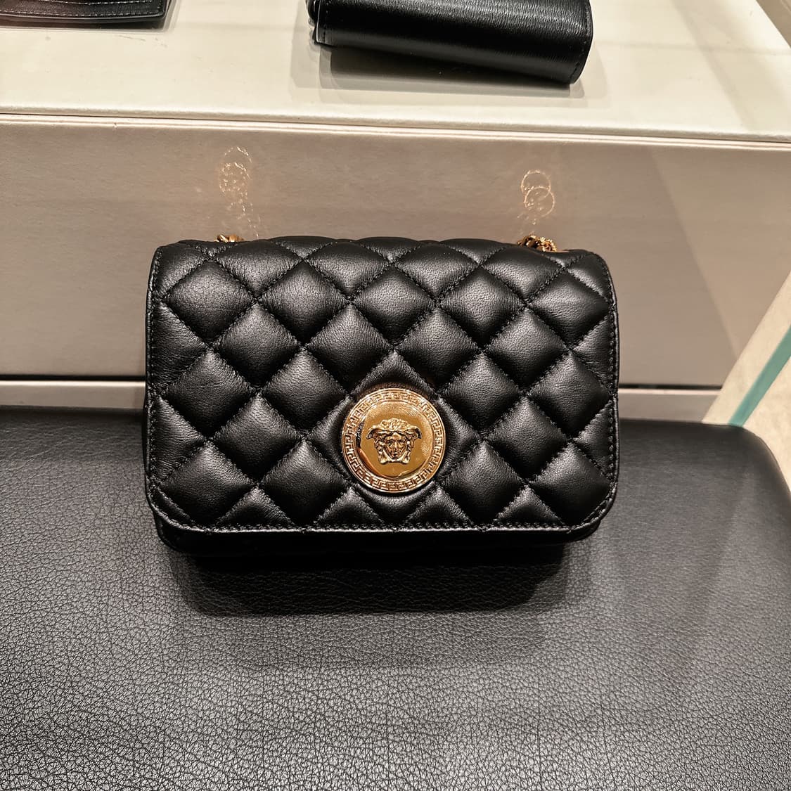 (정품/새상품) VERSACE 베르사체 여성 블랙 램스킨 퀼팅 크로스백  상품이미지1
