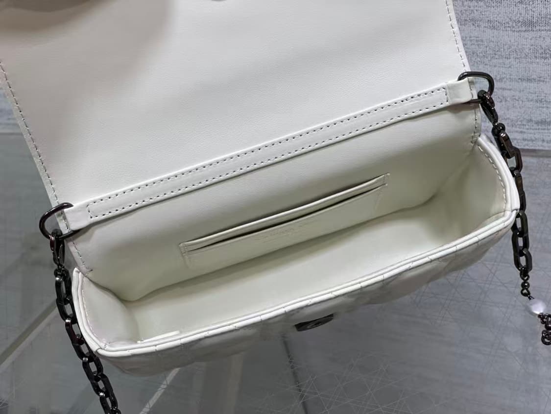 디올 크로스 백시그니처 넝쿨 체크로 클래식한 레터링 참장식
 상품이미지8