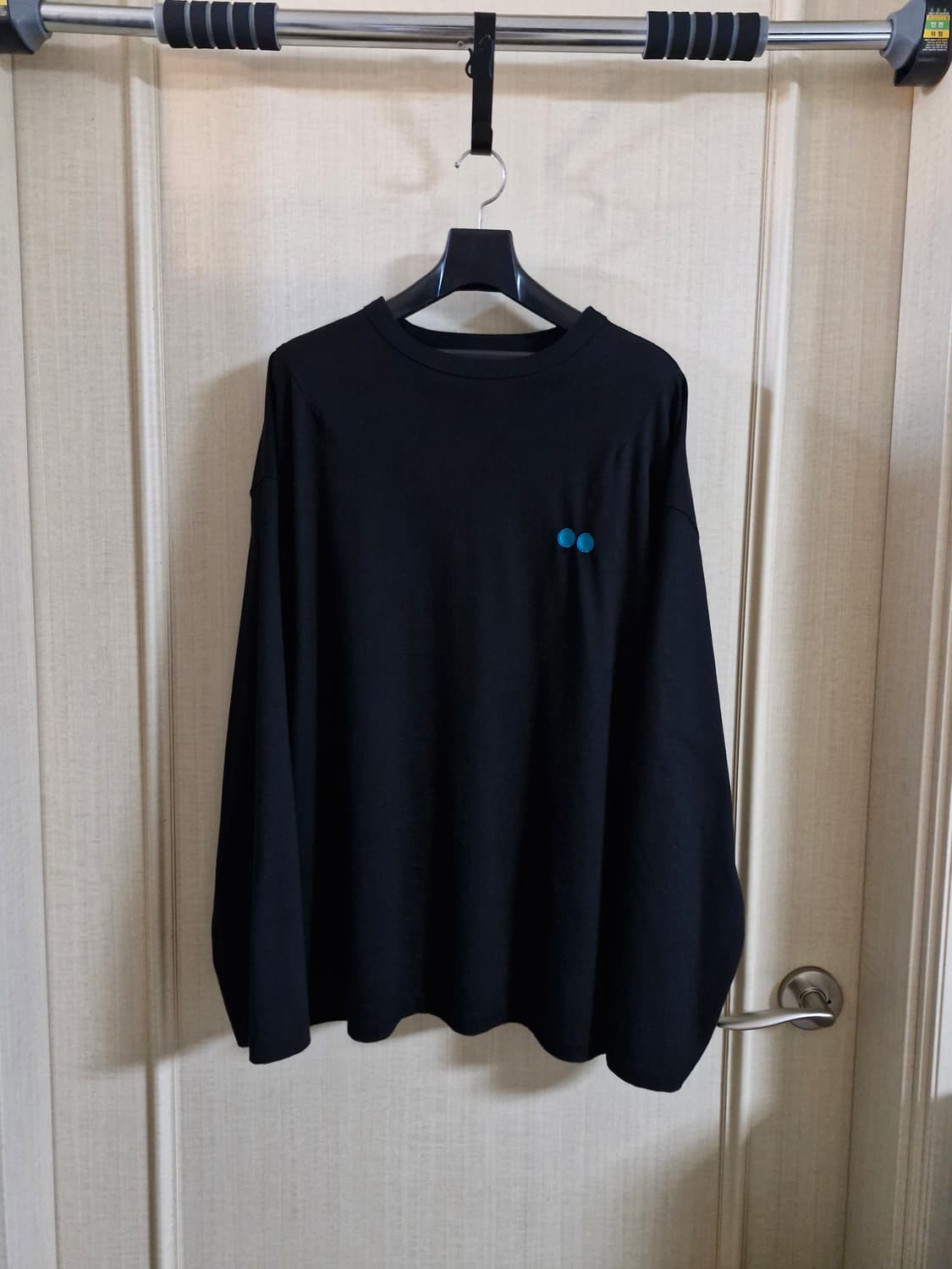 송지오옴므 리플렉션 자수 롱슬리브 긴팔티 블랙 50 상품이미지2