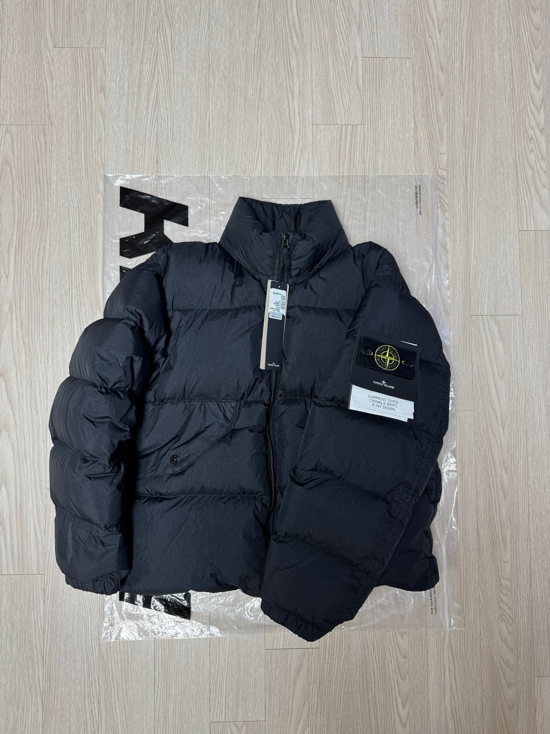 FW23 StoneIsland Crinkle Reps puffer 상품이미지1