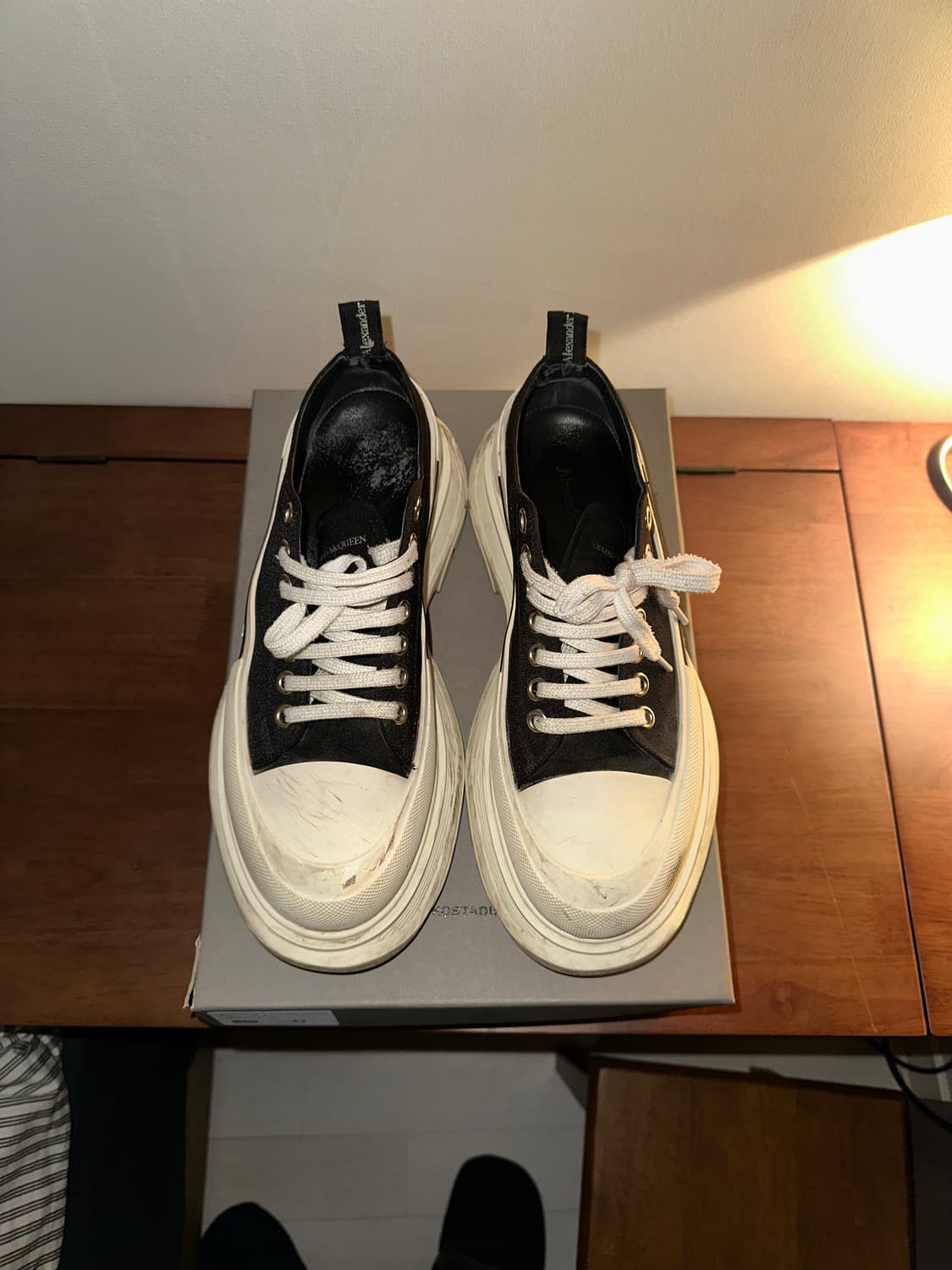 알렉산더 맥퀸 트레드 슬릭 레이스 업 스니커즈 블랙 화이트 상품이미지1