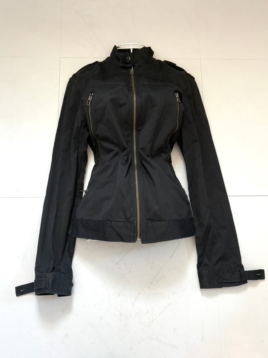 • Black Zipper Detail High-Neck Jacket 상품이미지1