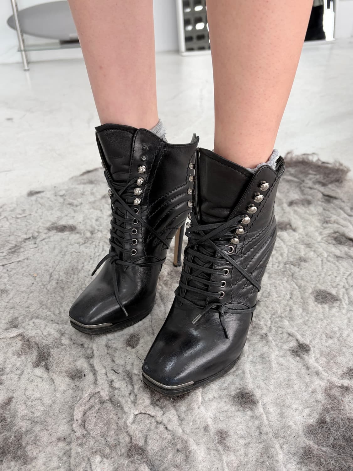 미우미우 실버 플레이트 스티칭 레더 부츠 상품이미지1