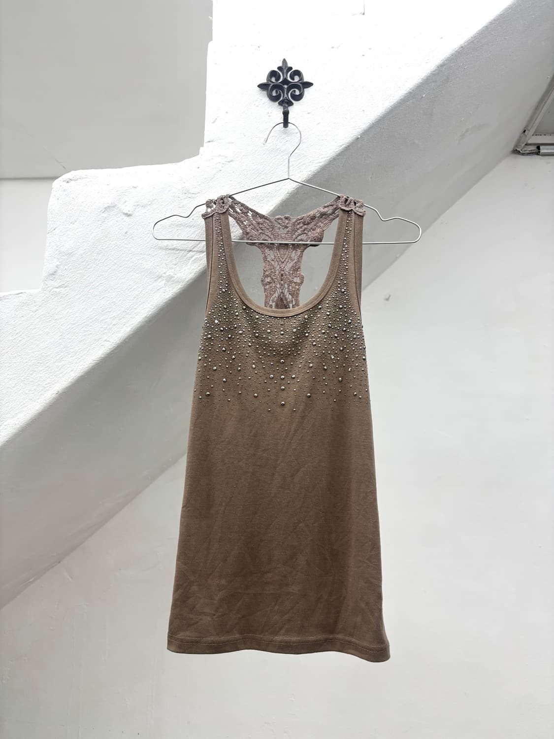 Light brown stud sleeveless   상품이미지3
