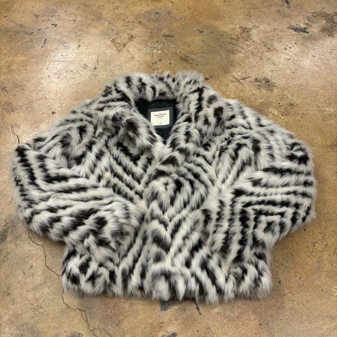 아베크롬비 퍼 지브라 흰검 자켓  상품이미지2