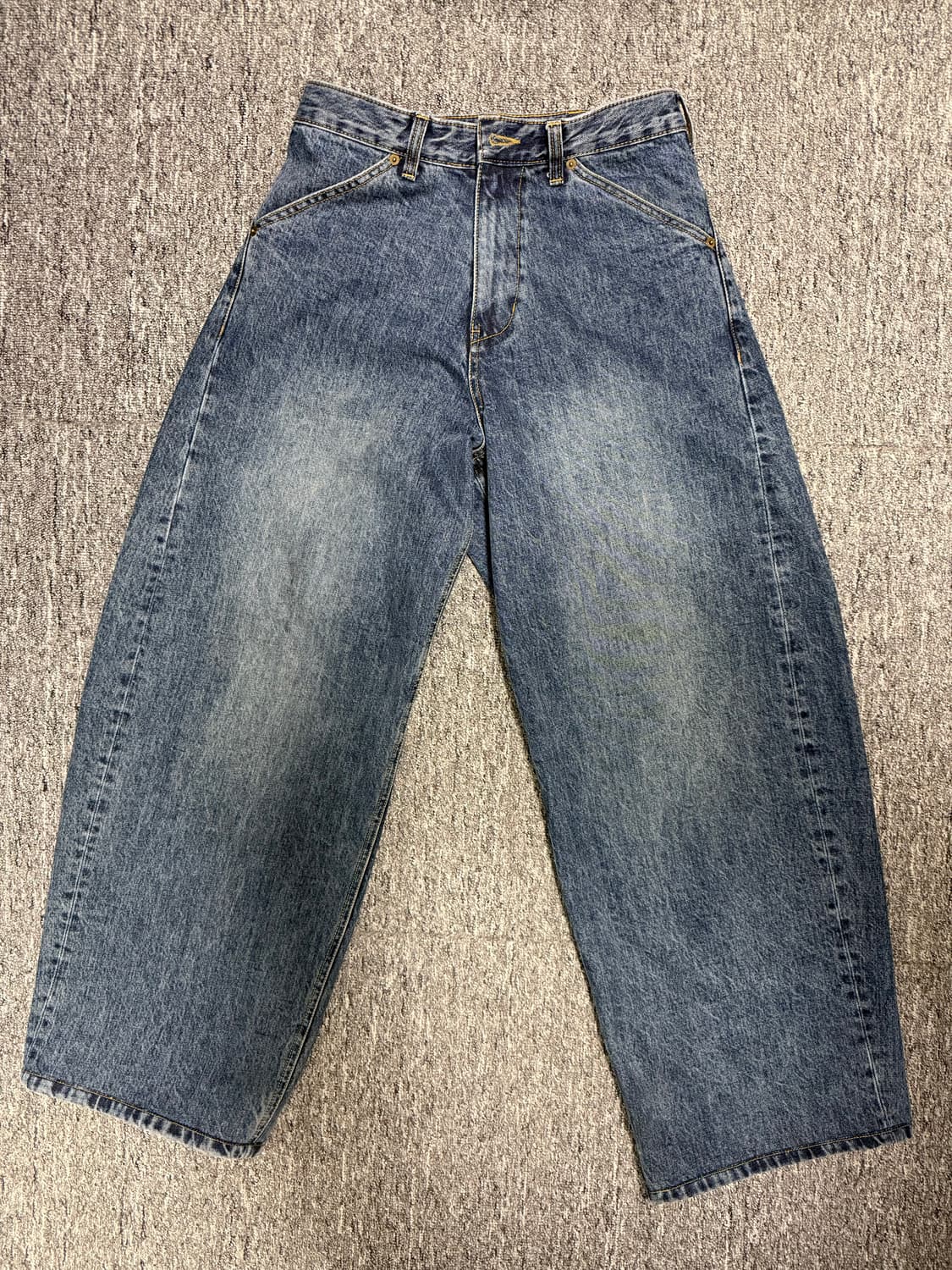 해칭룸 와이드 커브진 워시드 블루 2사이즈 판매합니다 상품이미지2