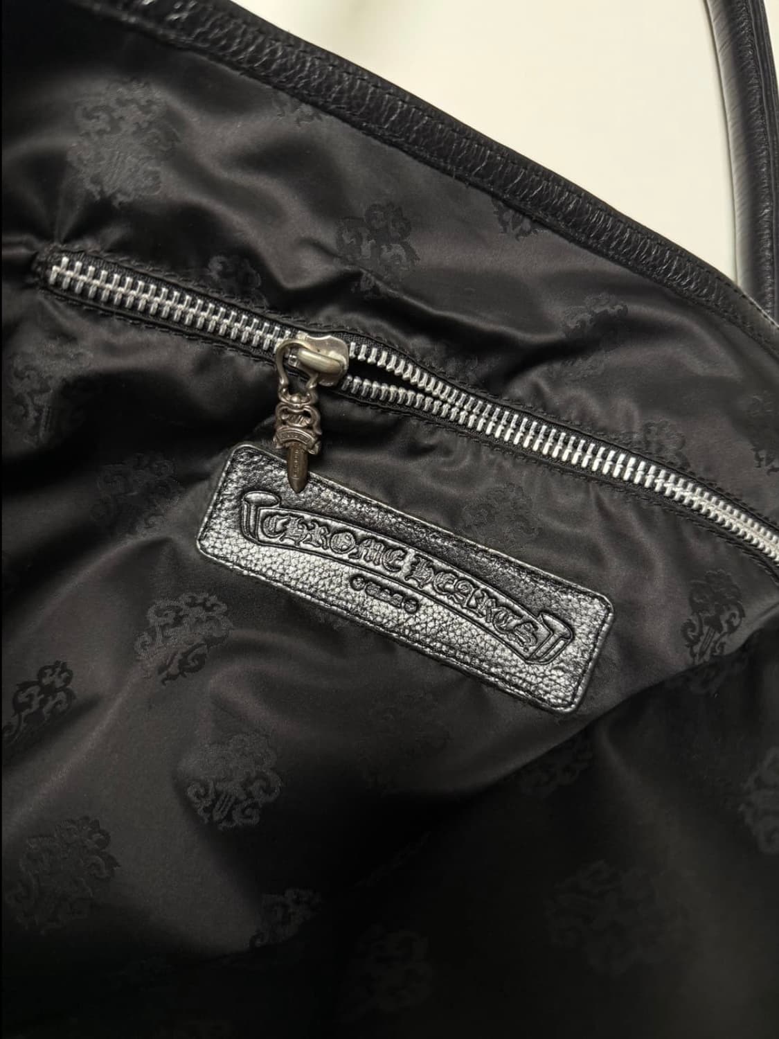 [ONE SIZE] 크롬하츠 세메터리 크로스 레더 패치 레더 토트백 상품이미지7