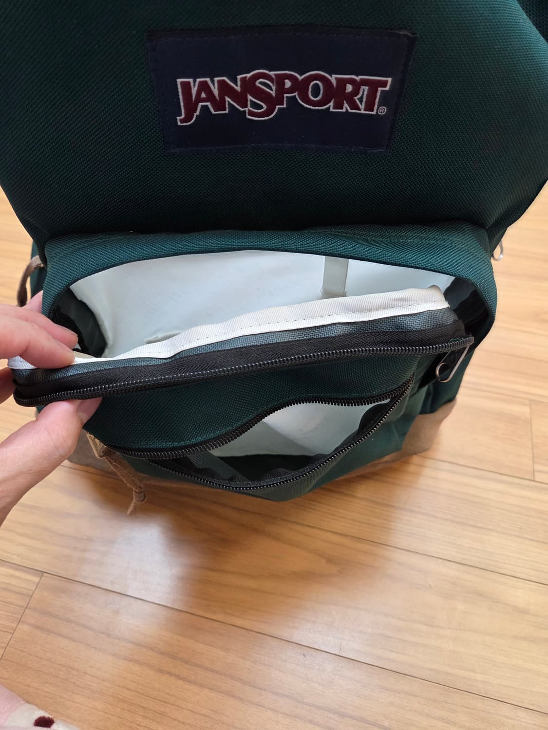 잔스포츠 백팩 JS0A4QVA 모델 판매합니다. 녹색 바탕에 하단 스웨이 상품이미지7