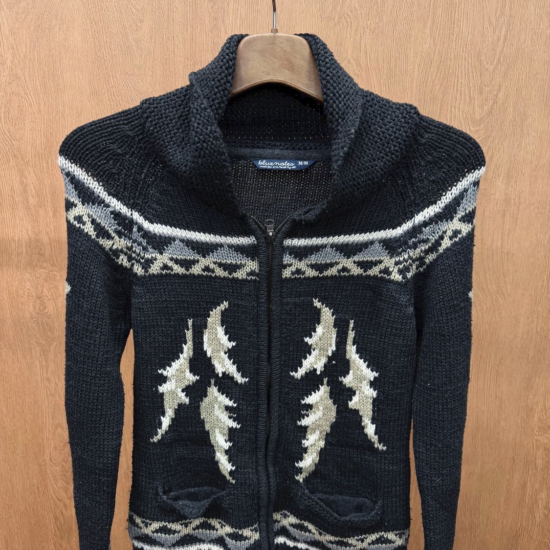 블루노트 니트 집업 가디건 드림캐처 자카드 패턴 디테일 슬림핏 블랙 상품이미지4