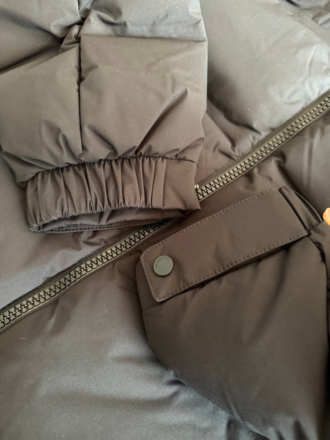 새상품) 코오롱 쿠치 미드 다운 블랙 남성패딩 상품이미지7