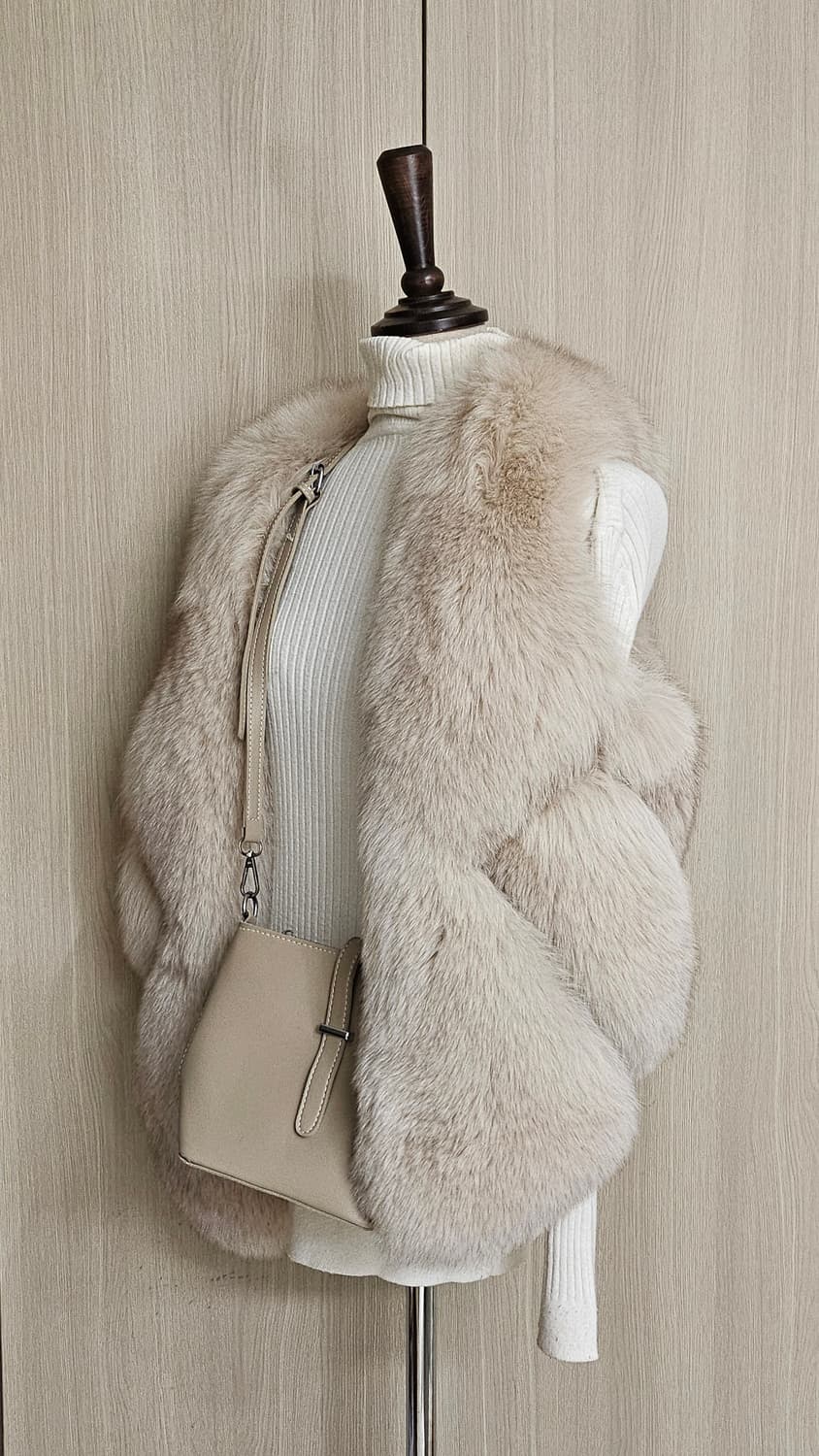 애쉬브라운 시가폭스 페이크퍼 베스트 (M) 55~66 시착 새상품 상품이미지4