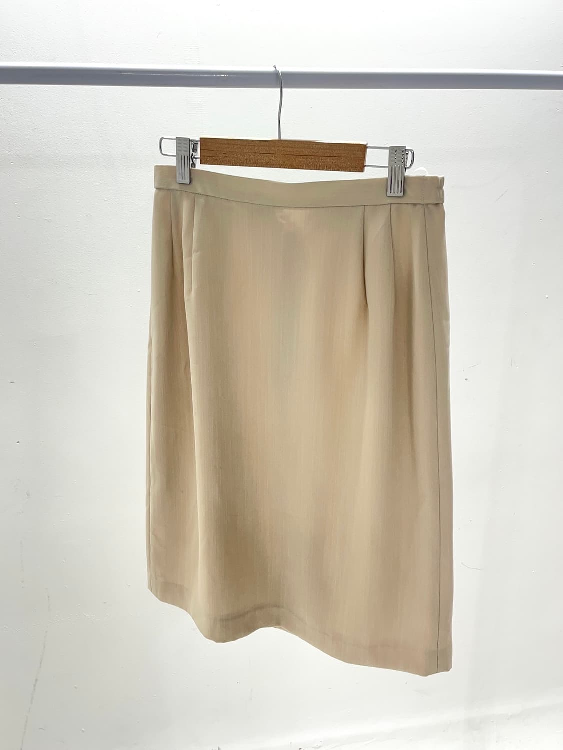 Two Tuck Beige Midi Skirt 상품이미지1