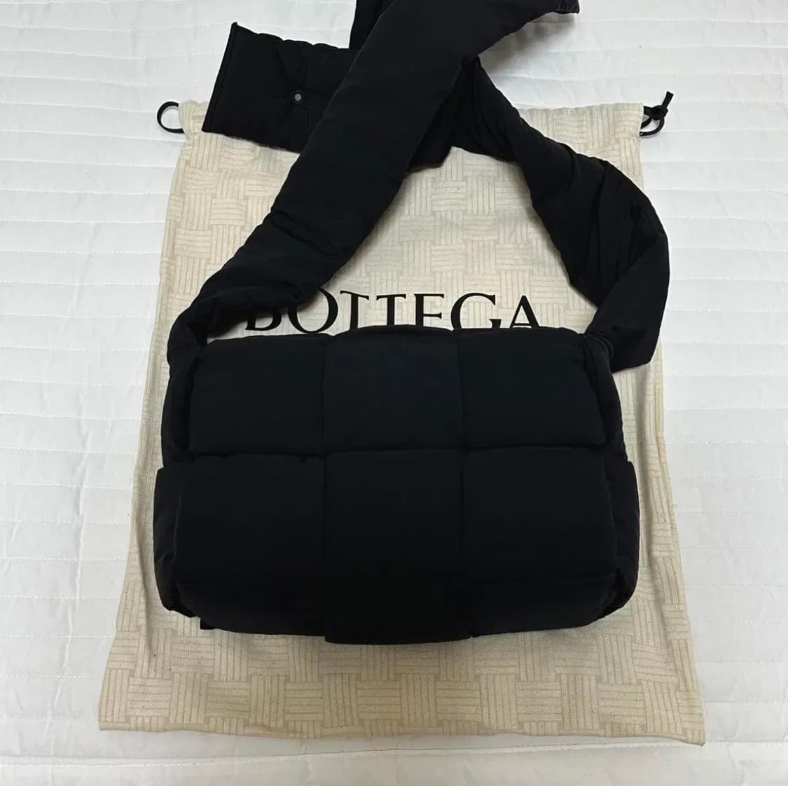 보테가베네타 패딩 카세트백 스몰 블랙 상품이미지2
