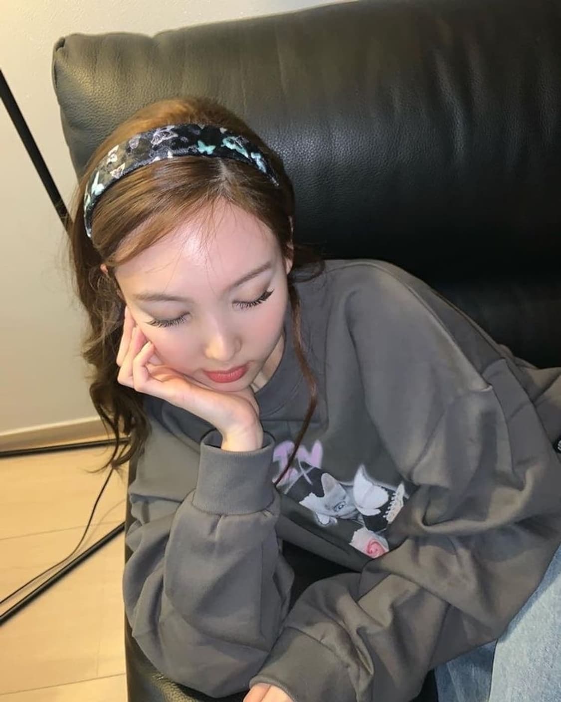 나연 착용 / 러브이즈트루 맨투맨  상품이미지2