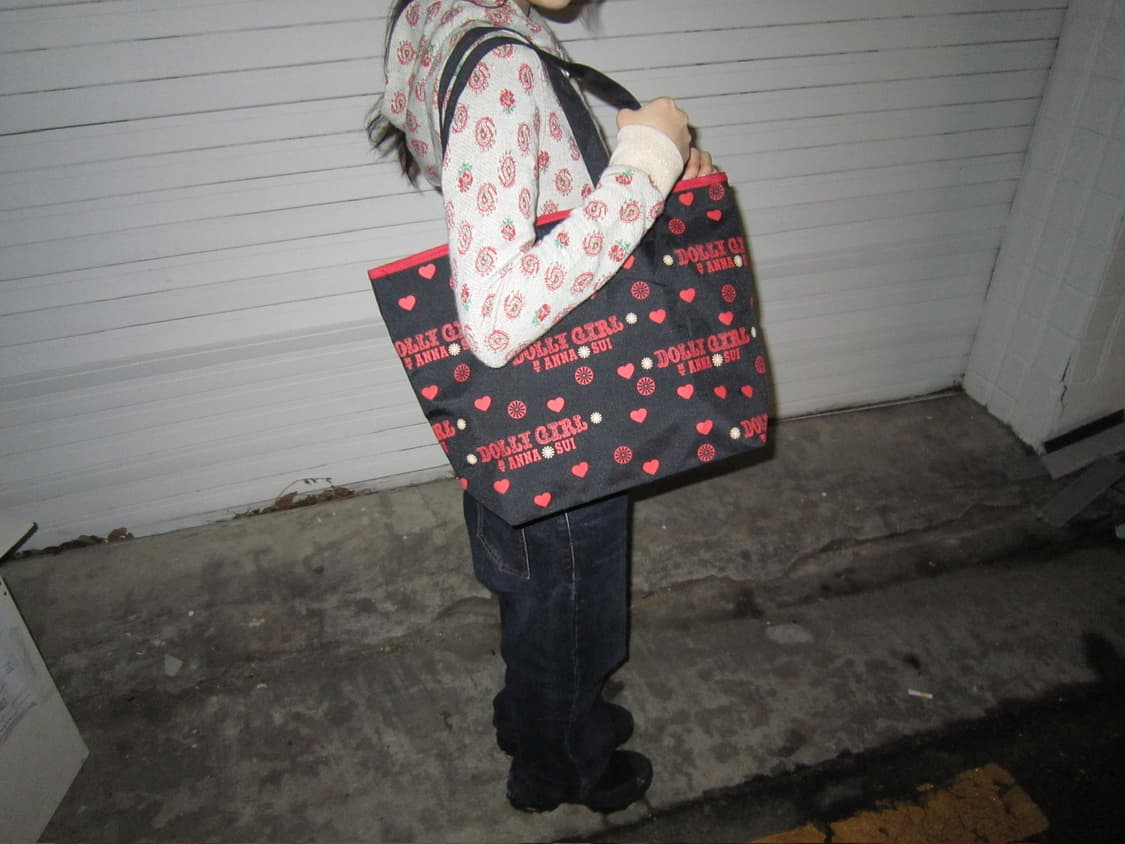 안나수이 토트백 하트 레드 로고 패턴 디테일 블랙 상품이미지3