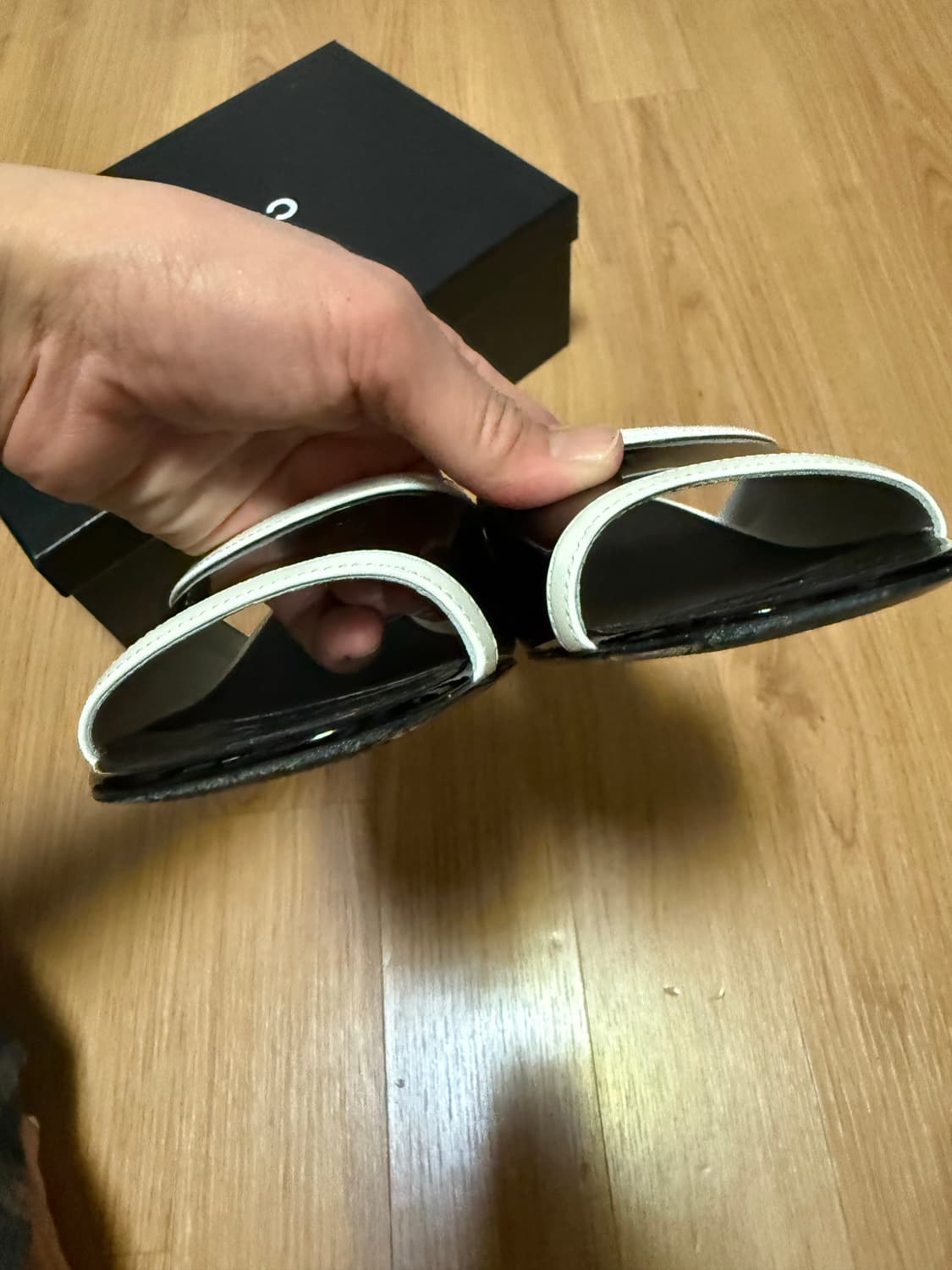 샤넬 24C 에나멜 뮬 슬리퍼 블랙 G45379 38사이즈 상품이미지2