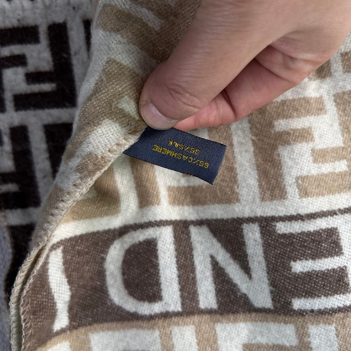 펜디 캐시미어 실크 모노그램 머플러  상품이미지5