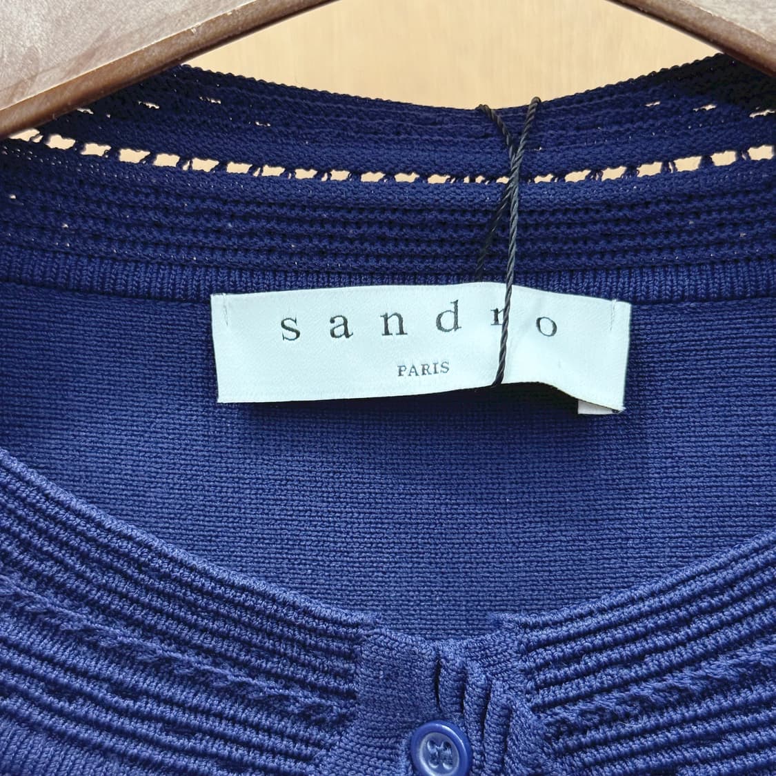 산드로 크롭 라운드넥 니트 가디건 펀칭 디테일 슬림핏 네이비 상품이미지7