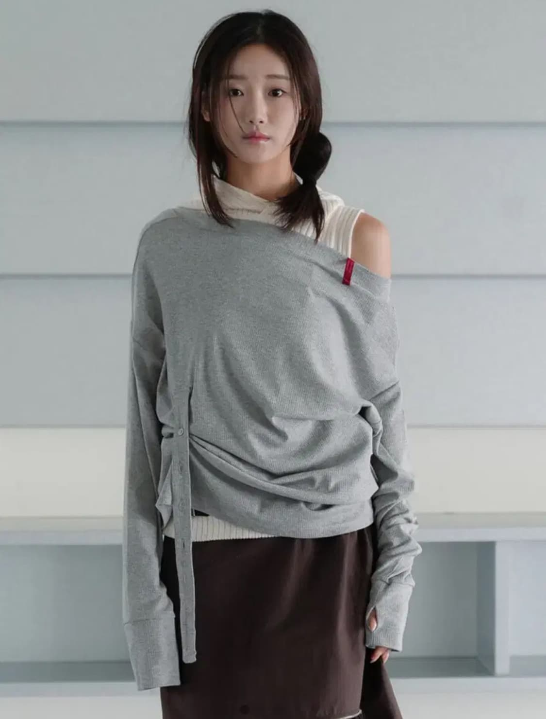 인앤양인하모니 오프숄더 브이넥 웜업 티 그레이 상품이미지1