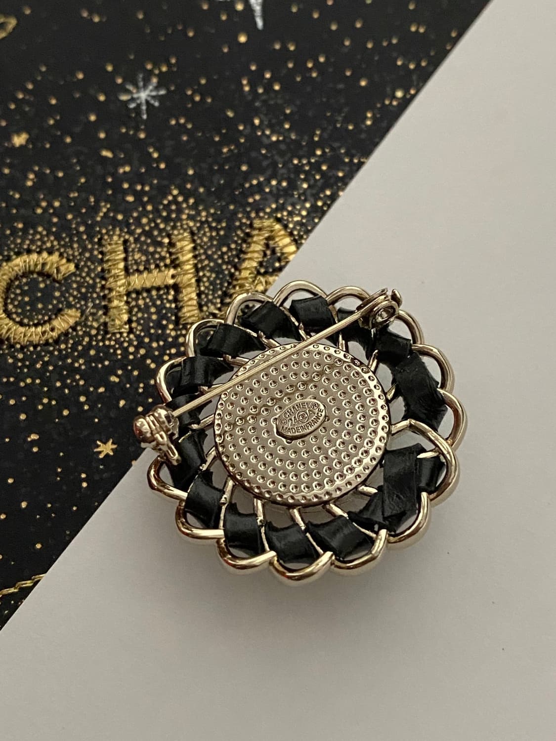 샤넬 정품 크리스탈 CC 체인 레더 업사이클링 브로치 상품이미지4