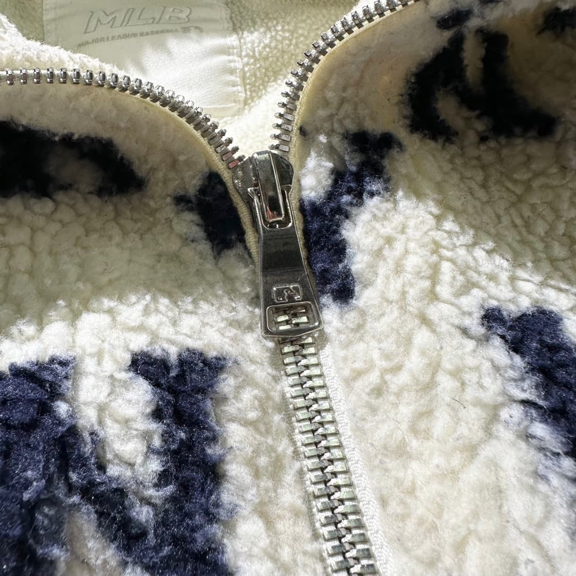 MLB 뉴욕 양키즈 시그니쳐 패턴 쉐르파 후리스 자켓 상품이미지8