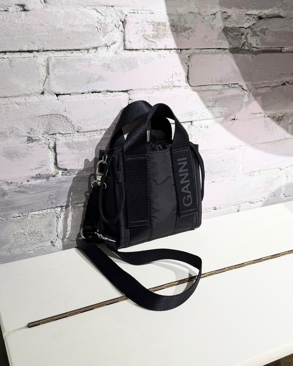 가니 블랙 24ss 로고 스트랩 미니 테크 토트백 상품이미지1