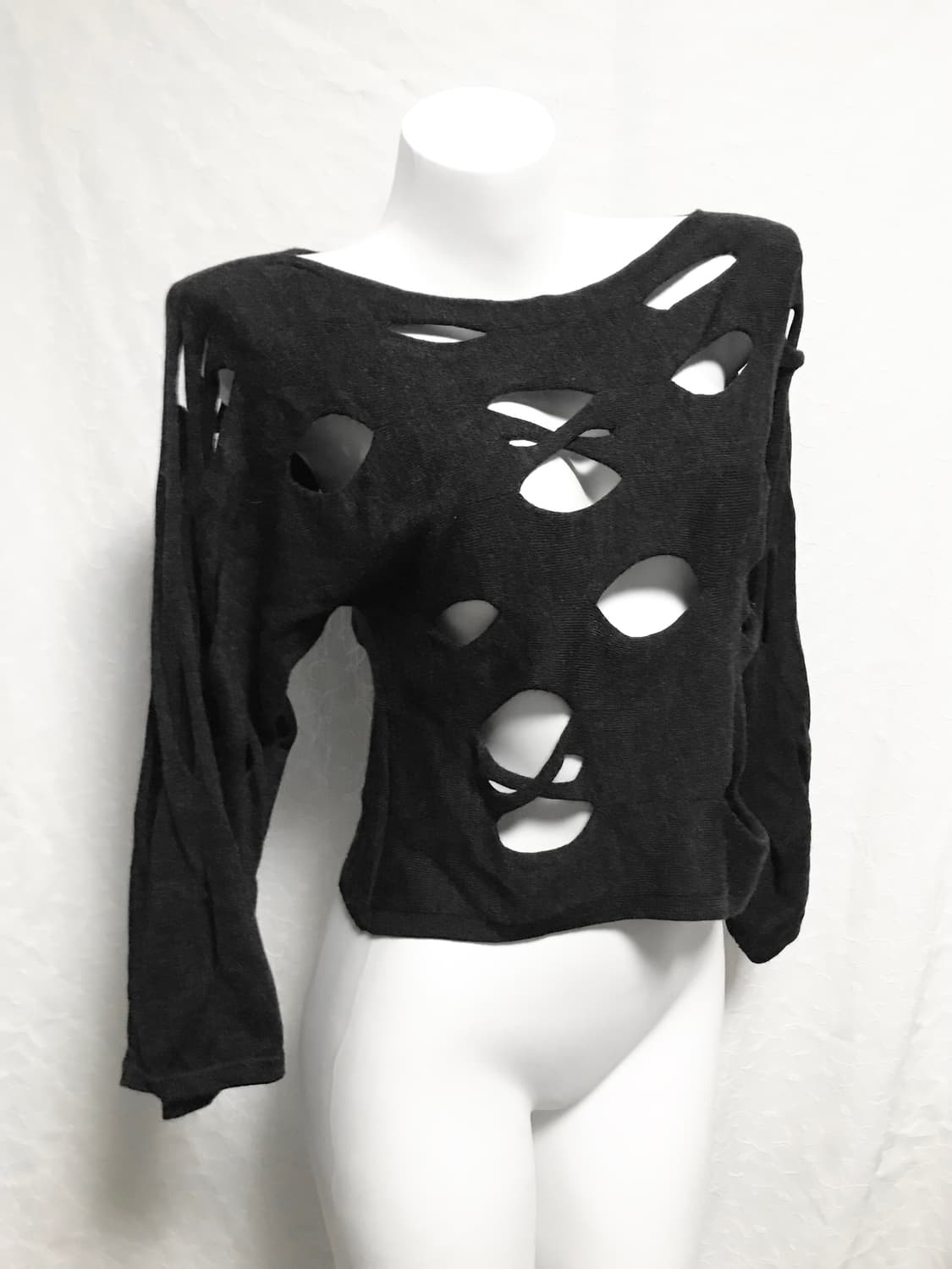 빈티지 specchio 아카이브 데미지 펀칭 컷아웃 울 니트 롱슬리브 탑 상품이미지1