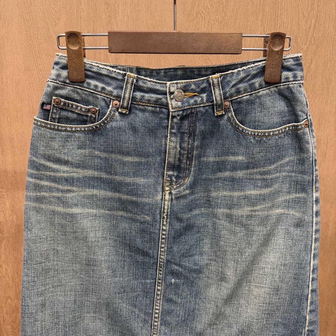폴로 진스 데님 미니 스커트 빈티지 워싱 레더 패치 디테일 중청 상품이미지4