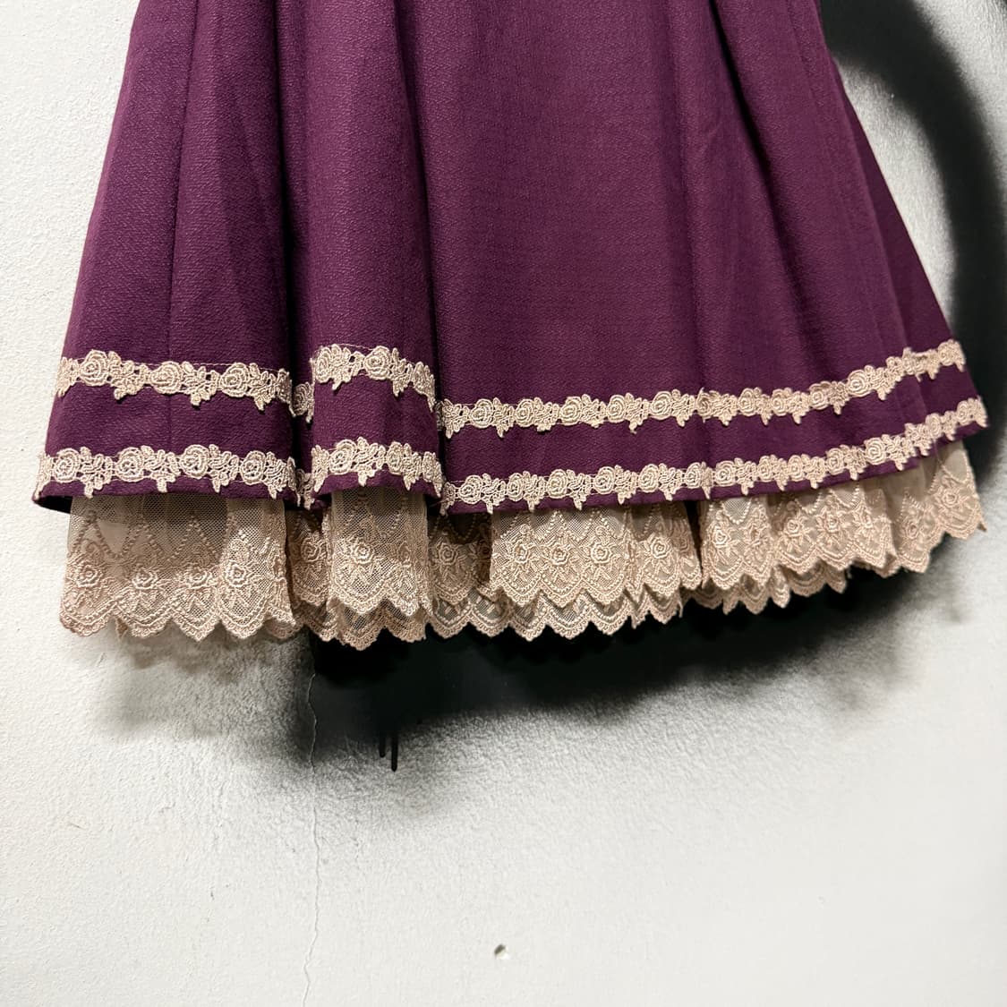 액시즈팜 레이스 업 크로쉐 디테일 뒷 밴딩 플레어 미디 스커트 플럼 상품이미지4