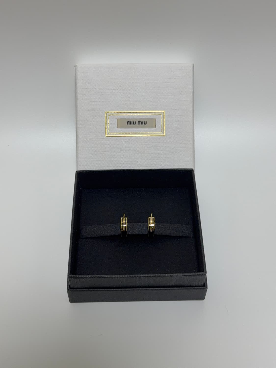 미우미우 에나멜 메탈 귀걸이 블랙 상품이미지1